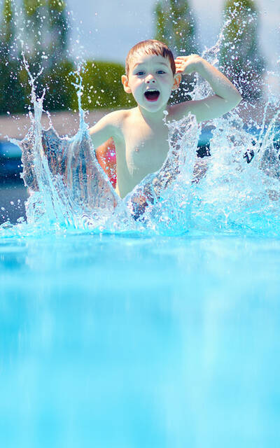 Kind im Schwimmbecken