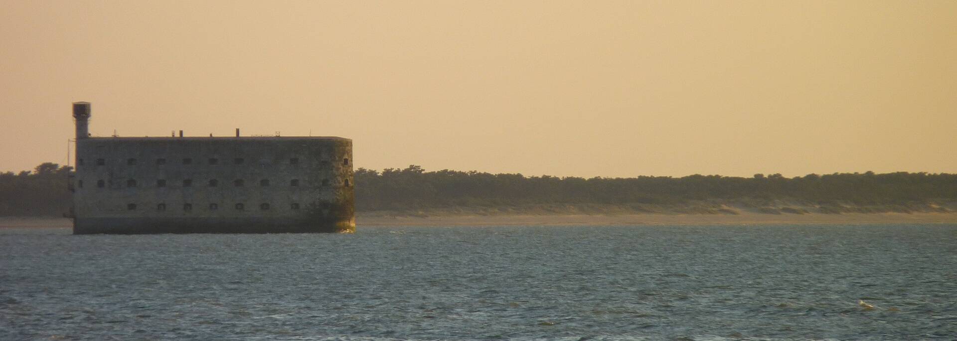Fort Boyard mit dem Strand Les Saumonards im Hintergrund