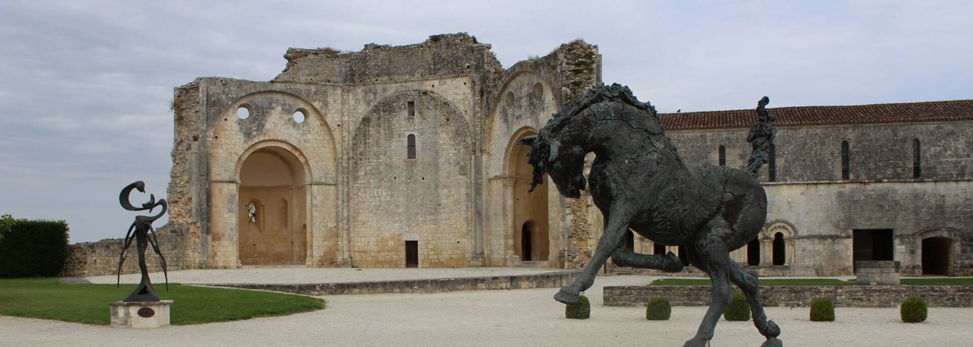 Cour de l'Abbaye de Trizay - ©P.Migaud / FDHPA17