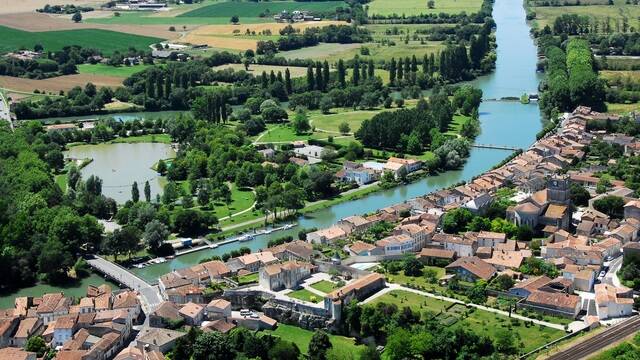 Blick auf den Fluß Charente in Saint Savinien - ©FDHPA17