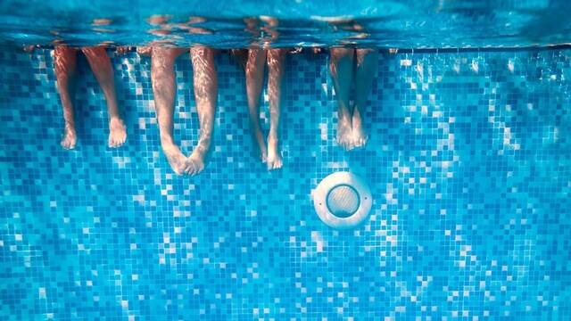 Famille dans une piscine - ©Shutterstock