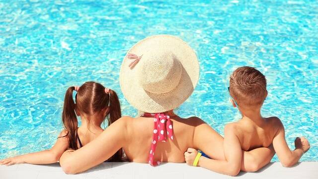 Famille dans une piscine - ©Shutterstock