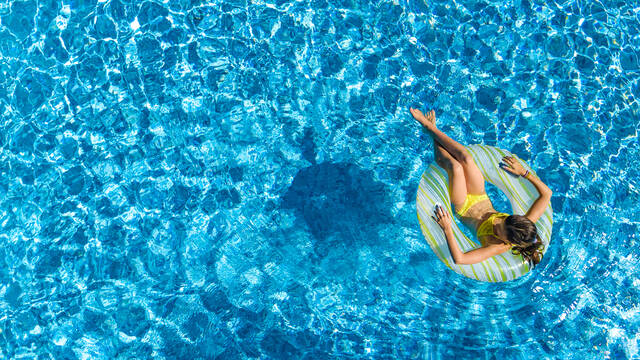 Baignade dans un camping - ©Shutterstock