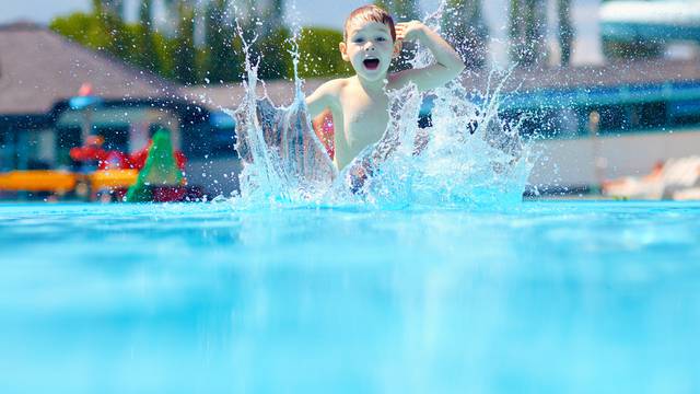 Kind im Schwimmbecken