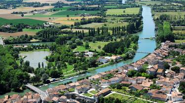 Blick auf den Fluß Charente in Saint Savinien - ©FDHPA17