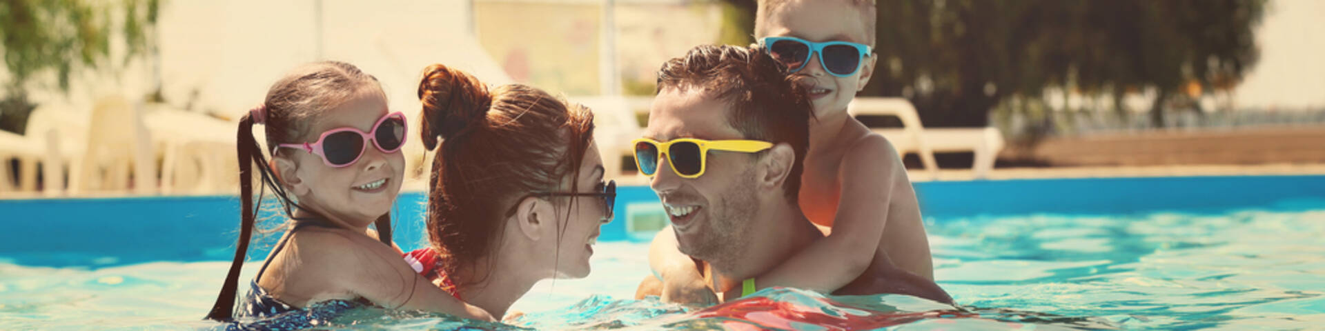 Eine ganze Familie im Schwimmbecken