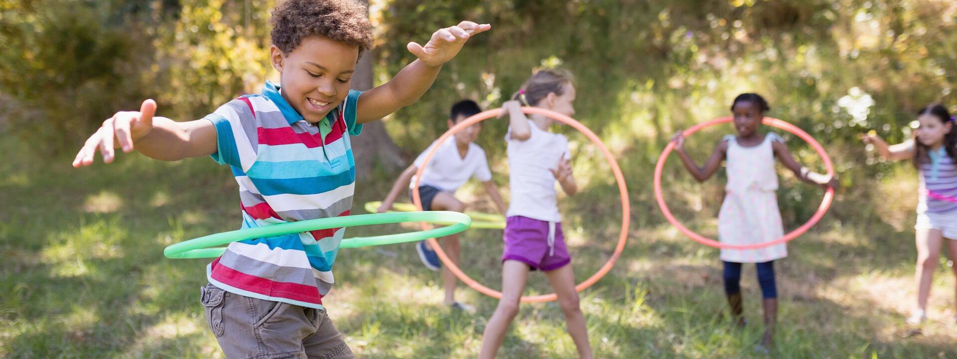 Enfants qui jouent dans un camping - ©Shutterstock