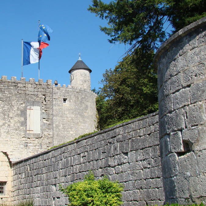 Die mittelalterliche Stadtmauer von Surgères © Cécile TRIBALLIER / CMT